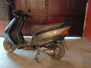Moto honda  Scooter Gris 125
