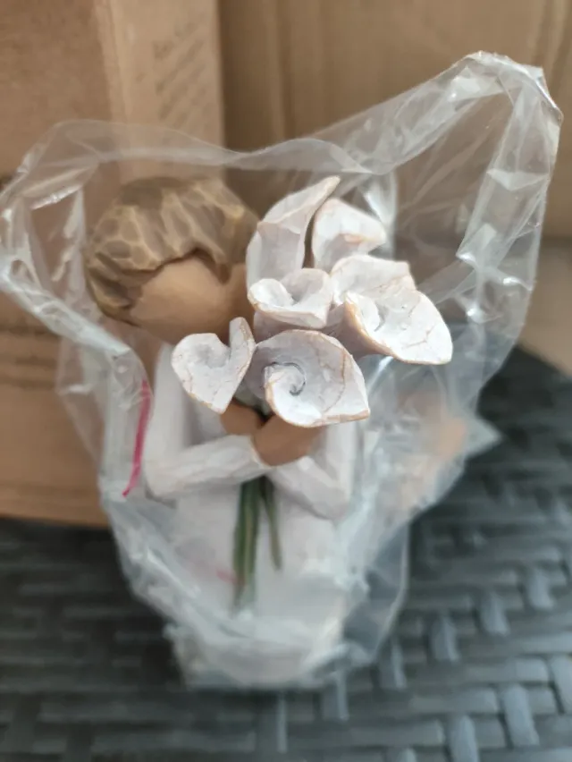 Figura Niña con Flores Enesco Arte Decorativo