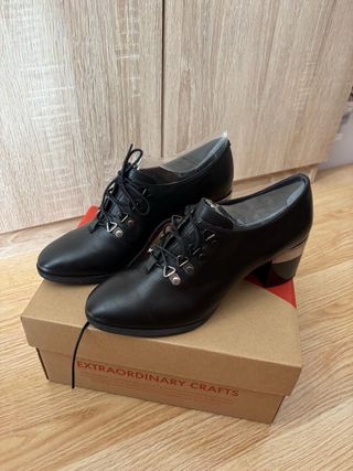 Zapatos de tacón negros con cordones