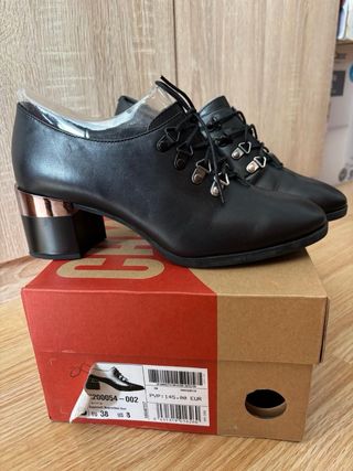 Zapatos de tacón negros con cordones