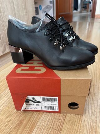 Zapatos de tacón negros con cordones