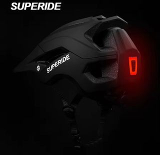 Casco con luz de frenado, luz trasera inteligente.