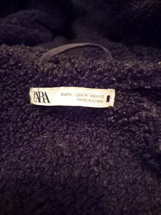 Abrigo de hombre negro con borreguito y capucha