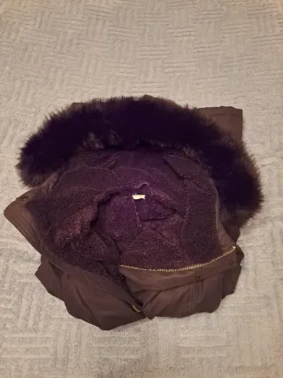 Abrigo de hombre negro con borreguito y capucha