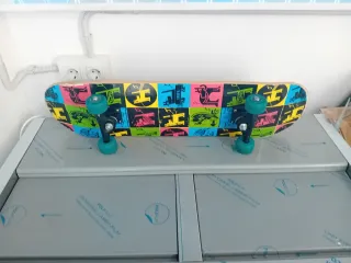 Monopatín con diseño colorido