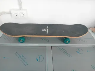 Monopatín con diseño colorido