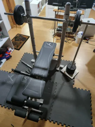 Banco de musculación y pesas
