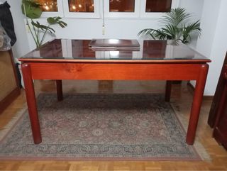 Mesa de despacho de madera y cristal