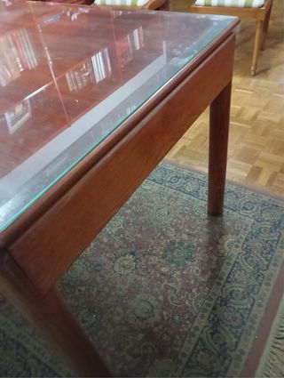 Mesa de despacho de madera y cristal