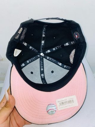 Gorra New Era NY Apple Negra Rosa