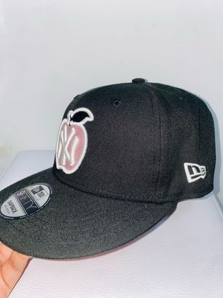Gorra New Era NY Apple Negra Rosa