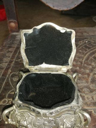 Guarda-joias antigo em metal