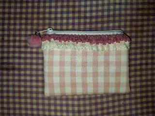 Monedero rosa y blanco con pompón