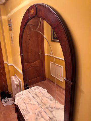 Recibidor con espejo y mármol