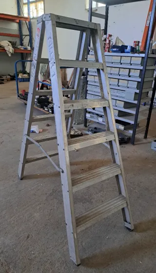 Escalera industrial de aluminio