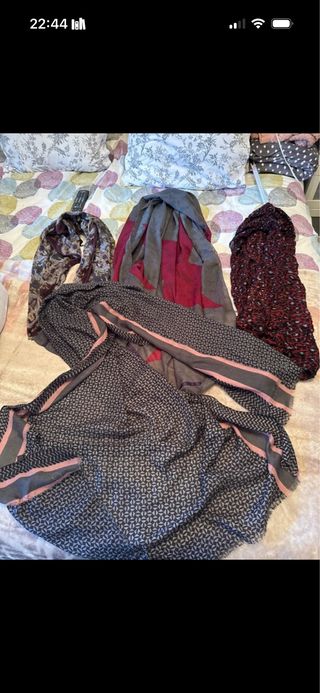 4 bufandas grises y rojas