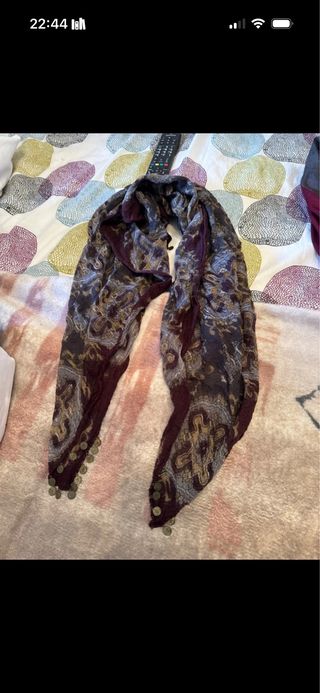 4 bufandas grises y rojas