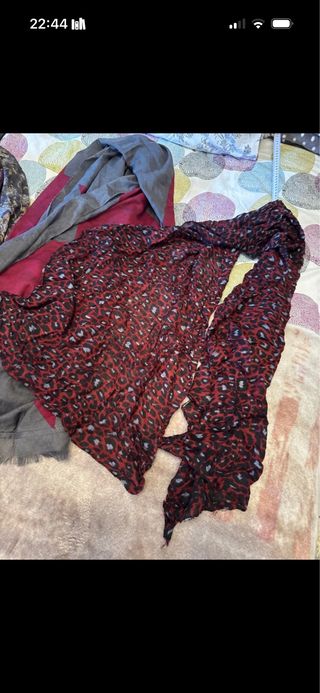 4 bufandas grises y rojas