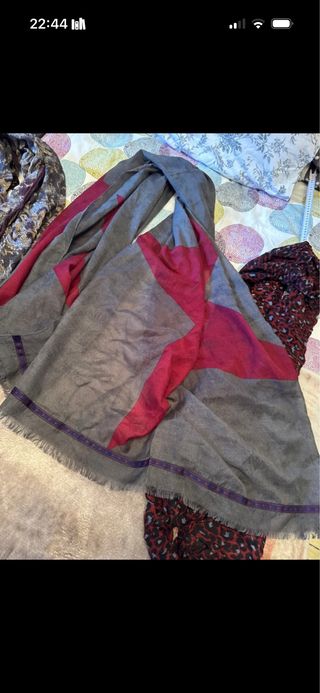 4 bufandas grises y rojas