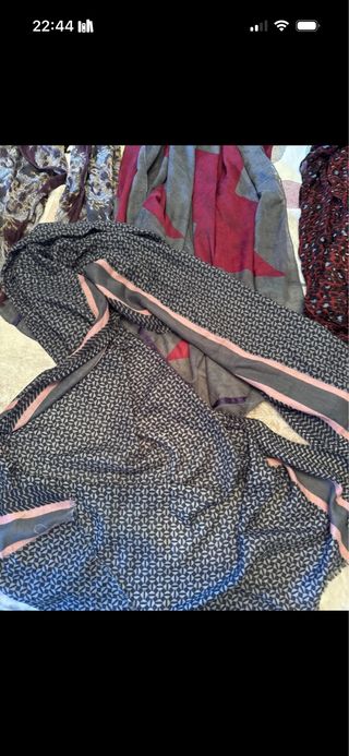 4 bufandas grises y rojas