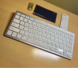 Teclado Bluetooth Trust Plata y Blanco
