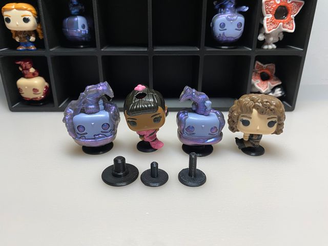 Expositor Stranger Things Kinder con nombres