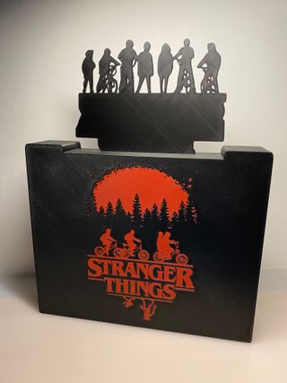 Expositor Stranger Things Kinder con nombres