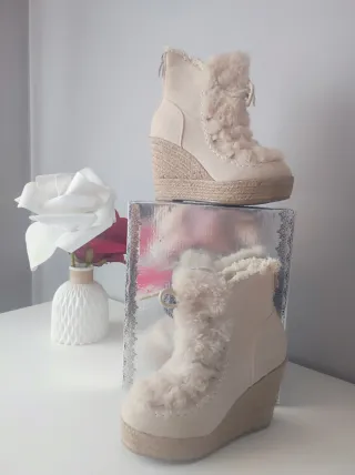 Botines Beige con Cuña y Pelo