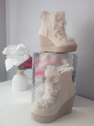 Botines Beige con Cuña y Pelo
