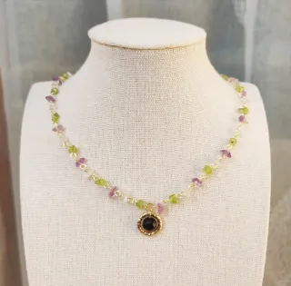 Collana di pietre colorate