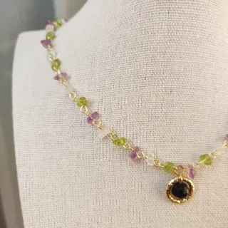 Collana di pietre colorate