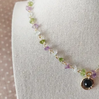 Collana di pietre colorate