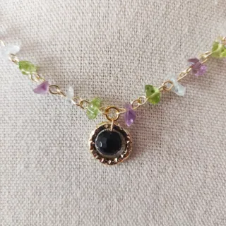 Collana di pietre colorate