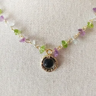 Collana di pietre colorate