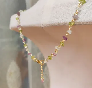 Collana di pietre colorate