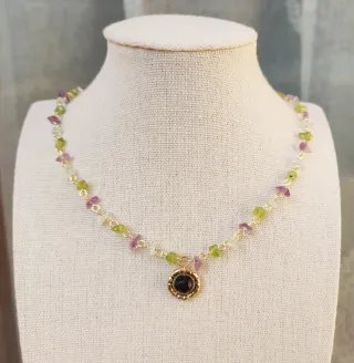 Collana di pietre colorate