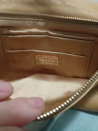 Bolso Clutch PRADA Piel Beige Tachuelas Doradas