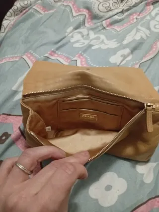 Bolso Clutch PRADA Piel Beige Tachuelas Doradas