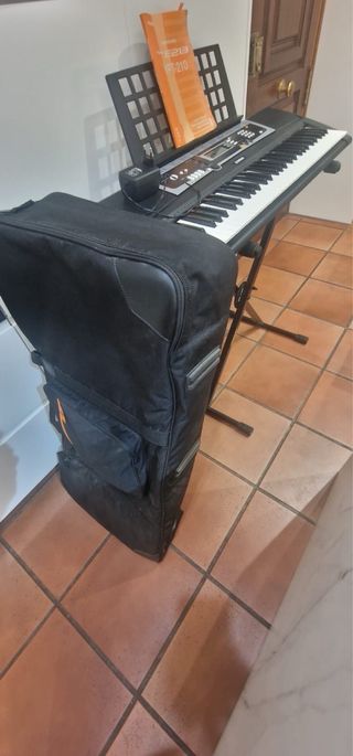 Teclado Yamaha PSR E213 / YPT-210