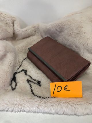 Mala de ombro com padrão xadrez e fivela