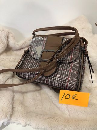 Mala de ombro com padrão xadrez e fivela