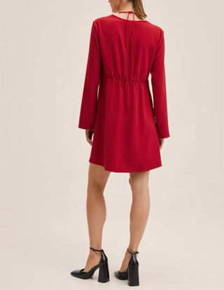 Vestido rojo fluido con nudo