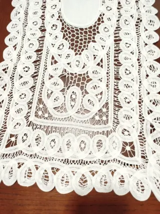 Camino de mesa blanco encaje