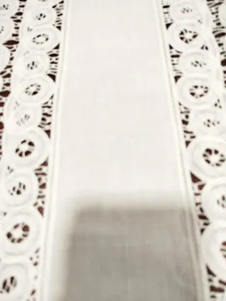 Camino de mesa blanco encaje