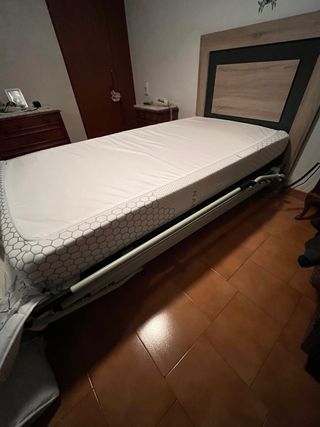 Cama articulada eléctrica metálica y madera