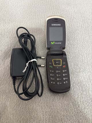 Teléfono Móvil Samsung Tapa Negro/Plata