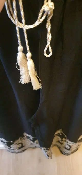 Pantalones negros bordados talla M