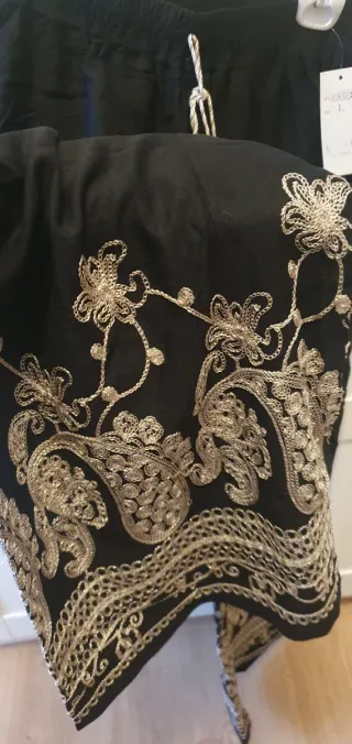 Pantalones negros bordados talla M