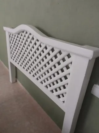 Cabecero de madera blanco. No hago envío.
