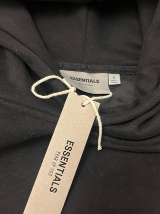 Sudadera Essentials Negra nueva con etiqueta